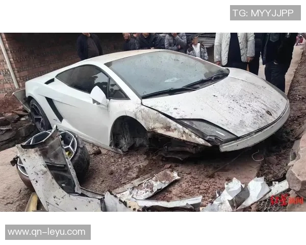 荷兰前国脚经历惊险四车连环撞击兰博基尼惨遭报废 荷兰前国脚经历惊险四车连环撞击兰博基尼惨遭报废